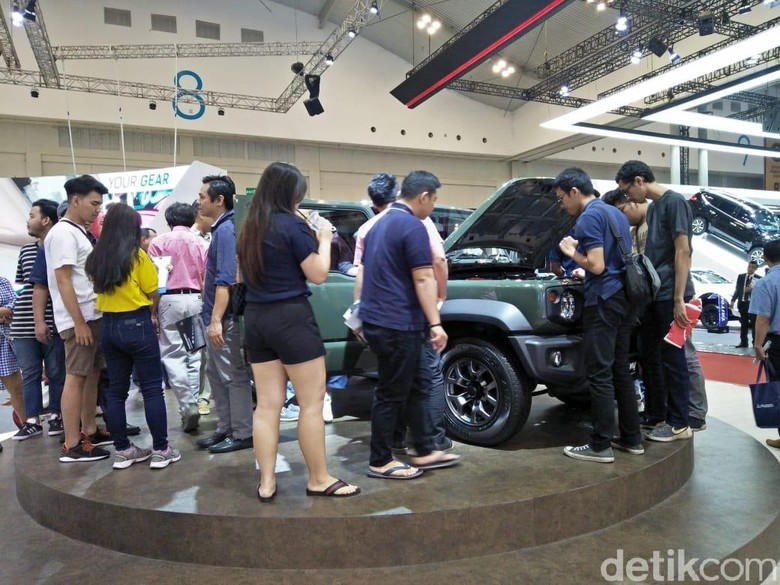 Suzuki Jimny saat dikerubungi orang-orang di GIIAS. Foto: Ruly Kurniawan Suzuki Jimny saat dikerubungi orang-orang di GIIAS. Foto: Ruly Kurniawan