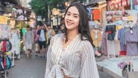 Namun ia justru kembali tampil seksi dalam unggahan berikutnya, udah sembuh ya? Dok. Instagram/anyageraldine