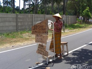 Bantuan Tak Kunjung Datang, Warga Lombok Ngemis ke Jalanan