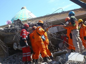 Video: Basarnas Berjibaku Evakuasi Korban Gempa Palu