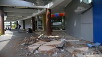 Para pasien terpaksa dirawat di luar gedung karena kondisi rumah sakit yang rusak parah.