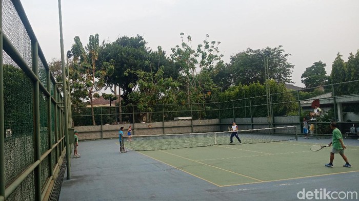 Koalisi Belum Deal, Ketum PAN Asyik Main Tenis di Rumah
