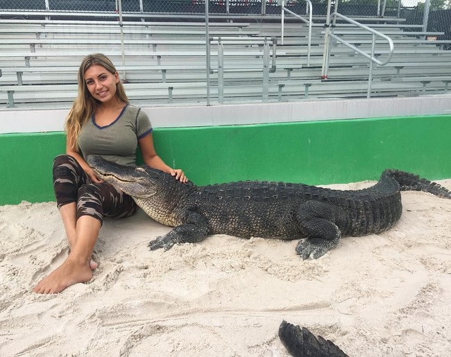 Gabby Scampone menjadi populer di Instagram karena kebersamaannya bersama buaya. Dia kerap mengunggah foto dan video yang memperlihatkan kedekatannya dengan reptil berdarah dingin tersebut. Foto: Instagram @ gabbynikolle