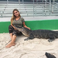 Gabby Scampone menjadi populer di Instagram karena kebersamaannya bersama buaya. Dia kerap mengunggah foto dan video yang memperlihatkan kedekatannya dengan reptil berdarah dingin tersebut. Foto: Instagram @ gabbynikolle
