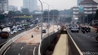 Seharusnya, kata Herry, pekerjaan-pekerjaan ini rampung pada Juli lalu. Tapi, pekerjaan itu masih berjalan hingga saat ini.