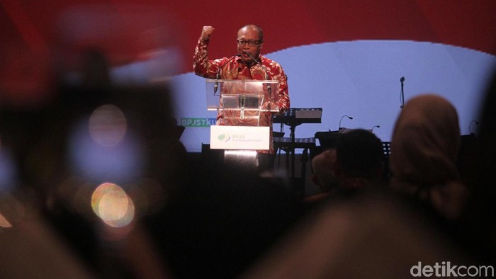 Direktur Utama BPJS Ketenagakerjaan, Agus Susanto (dua kanan), bersama Deputi Bidang Koordinasi Penanggulangan Kemiskinan dan Perlindungan Sosial Kemenko PMK, TB Achmad Choesni (kedua kiri), Ketua Dewan Pengawas BPJS Ketenagakerjaan Guntur Witjaksono (kiri) dan Direktur Umum dan SDM, Naufal Mahfudz, memukul gendang saat membuka Simposium Orkestra Platform Stratejik Kebijakan Jaminan Sosial Nasional Menuju Tahun 2029 di Jakarta, Rabu (8/8/2018). 

Kegiatan dengan konsep Simposium Orkestra yang digagas oleh Dewan Pengawas BPJS Ketenagakerjaan ini bertujuan selain untuk mengajak para pemangku kepentingan, juga diselenggarakan dalam rangka menyambut Hari Ulang Tahun (HUT) Kemerdekaan Republik Indonesia Ke-73 dan penyelenggaraan Asian Games Ke-18 tahun 2018.