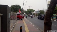 Penjual cakwe di lokasi itu membenarkan banyak pemotor yang kerap melintas di trotoar tersebut. Dia menyebut sering ada petugas Satpol PP yang menegur tapi tetap tak diindahkan para pemotor. (Peti/detikcom)