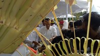 Alunan gamelan juga mengiringi prosesi upacara. Prosesi upacara dipimpin oleh 3 Sulinggih (Nandhang Astika/detikTravel)