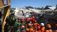 Para petugas penyelamat gabungan menggunakan sejumlah alat berat untuk mengangkat puing-puing bangunan Masjid Jamiul Jamaah dalam proses evakuasi korban gempa.