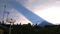Kepala Bidang Diseminasi Pusat Sains Antariksa Lembaga Penerbangan dan Antariksa Nasional (LAPAN) Emanuel Sungging menerangkan fenomena itu adalah peristiwa alam biasa. Dia menyebut fenomena itu terjadi karena cahaya matahari terhalang gunung.  (dok. Emi Lestari Fitriyana)