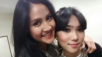 Ternyata Talita bersahabat dengan Isyana Sarasvati lho. Keduanya kerap membagikan momen kebersamaan mereka di Instagram. Foto: Dok. Instagram/talitawb