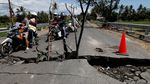 Rumah Hancur dan Jalan Terbelah di Kayangan, Lombok Utara