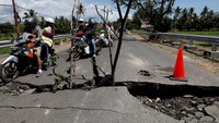 Jalan terbelah. REUTERS/Beawiharta.