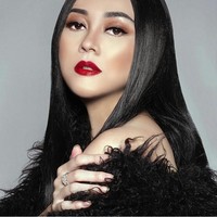  Pelantun Mari Bercinta ini juga menambahkan bahwa produk-produk kosmetik baik bibir dan wajahnya merupakan produk lokal. (Foto: Instagram)