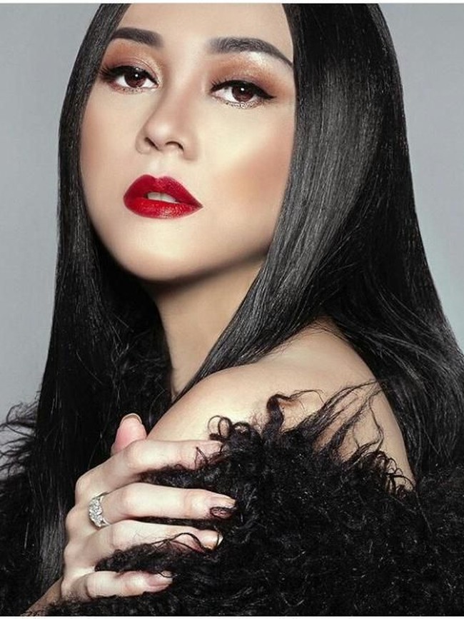  Pelantun Mari Bercinta ini juga menambahkan bahwa produk-produk kosmetik baik bibir dan wajahnya merupakan produk lokal. (Foto: Instagram)