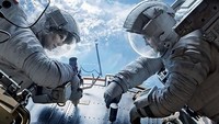 Seharusnya Kowalski tak tewas karena tali yang tak kuat menahan bebannya dan Dr Stone. Karena keduanya dalam orbit bumi yang sama dan sebuah hentakan saja mampu membawa tubuhnya menuju Stone. Dok. Warner Bros