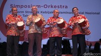 Direktur Utama BPJS Ketenagakerjaan Agus Susanto, Deputi Bidang Koordinasi Penanggulangan Kemiskinan dan Perlindungan Sosial Kemenko PMK TB Achmad Choesni, Ketua Dewan Pengawas BPJS Ketenagakerjaan Guntur Witjaksono, serta Direktur Umum dan SDM Naufal Mahfudz membuka Simposium-Orkestra.