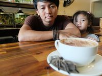 Di Kafe Ini, Bisa Minum Kopi Sambil Bermain dengan Kalajengking dan Tarantula