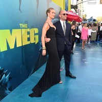 Rosie hadir untuk mendukung Jason yang tengah sibuk-sibuknya mempromosikan film tersebut. Keduanya kompak dalam balutan busana serba hitam. (Foto: Getty Images)