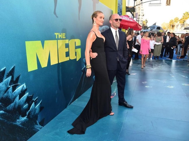 Rosie hadir untuk mendukung Jason yang tengah sibuk-sibuknya mempromosikan film tersebut. Keduanya kompak dalam balutan busana serba hitam. (Foto: Getty Images)