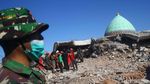 Evakuasi Korban Gempa yang Tertimbun Bangunan Masjid