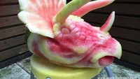 Keren! Tak hanya membuat kepala buaya, Cooper juga membuat kepala dinosaurus jenis Triceratops. Ukiran ini sengaja dibuat khusus untuk acara Dlobal BC TV. Foto: sparksflydesign.com