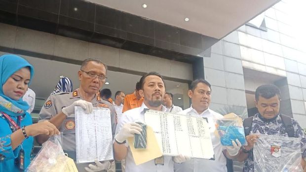 Polisi menunjukkan barang bukti prostitusi di Apartemen Kalibata City