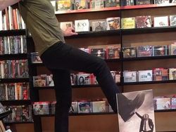 Kreatif! Ketika Wajah Menyatu dengan Sampul Buku