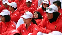 Sejumlah atlet kompak mengenakan busana serba merah.