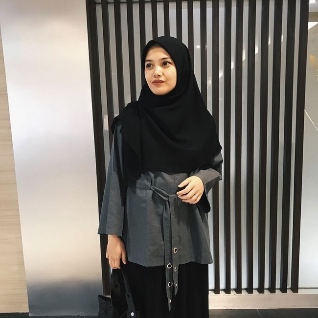 Herfiza, istri Ricky Harun yang juga pernah jadi bintang FTV juga terlihat semakin teduh memakai hijab syari. Ia selalu memakai hijab yang menutupi dadanya ke manapun ia pergi. Foto: Instagram/herfiza