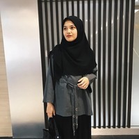 Herfiza, istri Ricky Harun yang juga pernah jadi bintang FTV juga terlihat semakin teduh memakai hijab syari. Ia selalu memakai hijab yang menutupi dadanya ke manapun ia pergi. Foto: Instagram/herfiza