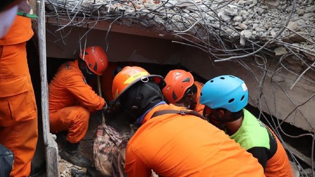 Jemaahmasjid  yang tewas berjenis kelamin perempuan.