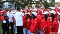 Jokowi tiba di halaman tengah Istana Kepresidenan pukul 16.05 WIB. 
