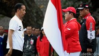 Presiden Joko Widodo (Jokowi), melepas atlet dan tim ofisial yang akan berlaga di Asian Games XVIII 2018, di halaman tengah Istana Kepresidenan, Jakarta, Rabu (08/08/2018). 