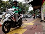 Duh, Pemotor Masih Saja Nekat Terobos Trotoar