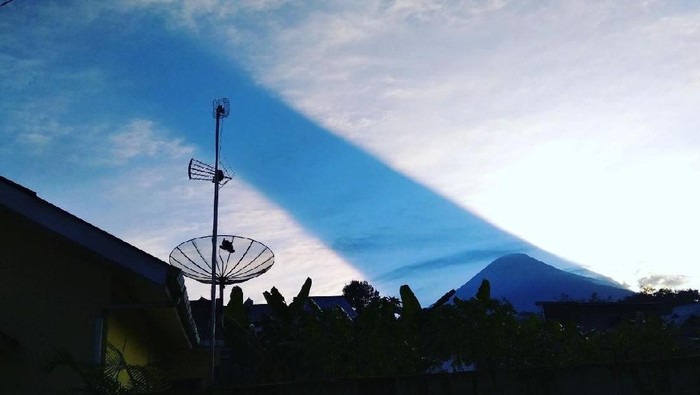 Viral Cahaya Terbelah Di Gunung Sindoro Apa Yang Sebenarnya