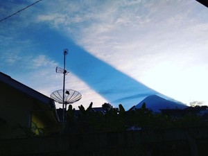 Viral Cahaya Terbelah di Gunung Sindoro, Apa yang Sebenarnya Terjadi?