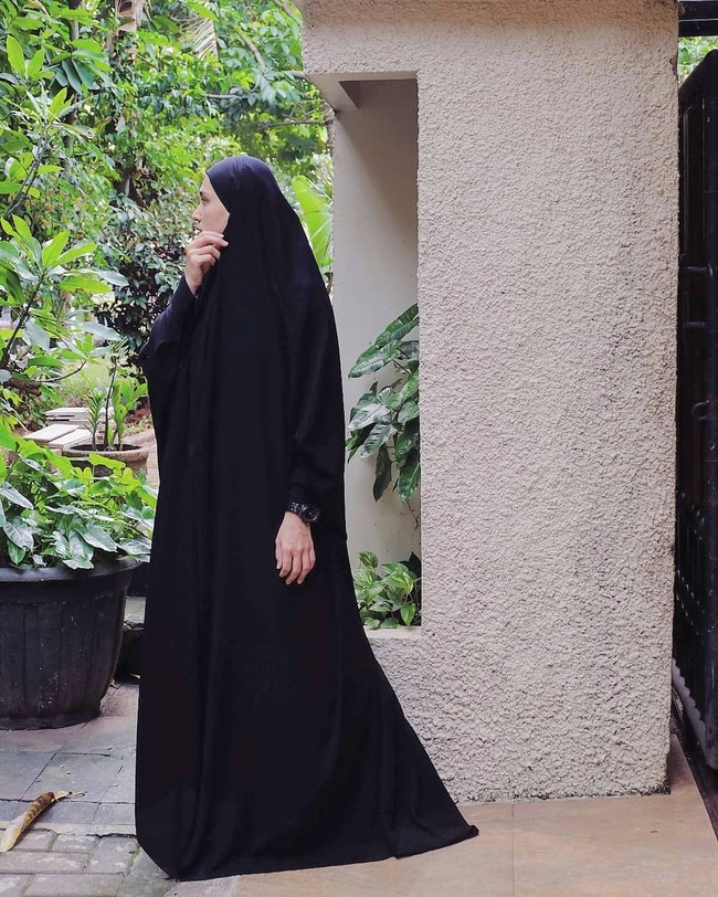 Ratu Anandita memilih hijab segi empat yang berukuran lebar untuk tampil syari. Ia juga terlihat sering memakai dress, tapi sesekali tampil memakai celana palazzo yang sopan. Foto: Instagram/ratuanandita