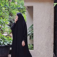 Ratu Anandita memilih hijab segi empat yang berukuran lebar untuk tampil syari. Ia juga terlihat sering memakai dress, tapi sesekali tampil memakai celana palazzo yang sopan. Foto: Instagram/ratuanandita