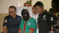 Polisi pun menampilkan satu orang tersangka yang berhasil diamankan petugas kepolisian saat melakukan penggerebekan Minggu (5/8/2018) lalu.
