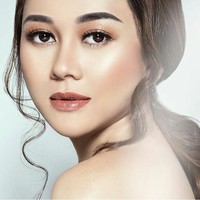 Aku kalau makeup takut pakai lipstik yang matte. Terus aku beli lipstik dari brand luar, shipping lama, warnanya cantik, tapi makin kering di bibir . Jadi aku pilih yang memang aman untuk bibir, cerita Aura Kasih. (Foto: Instagram)