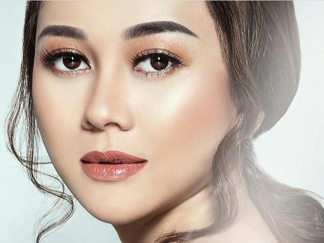 Aku kalau makeup takut pakai lipstik yang matte. Terus aku beli lipstik dari brand luar, shipping lama, warnanya cantik, tapi makin kering di bibir . Jadi aku pilih yang memang aman untuk bibir, cerita Aura Kasih. (Foto: Instagram)
