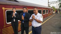 Nah, jika traveler butuh apapun sepanjang perjalanan di KA Wisata Jawa, bisa dilayani oleh tim kabin yang privat ini (Shinta/detikTravel)
