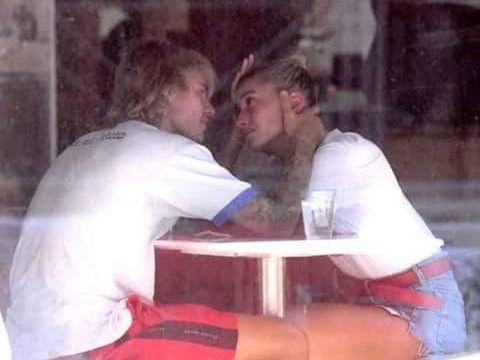 Justin Bieber dan Hailey Baldwin Nangis Bareng di Pojokan Jalan