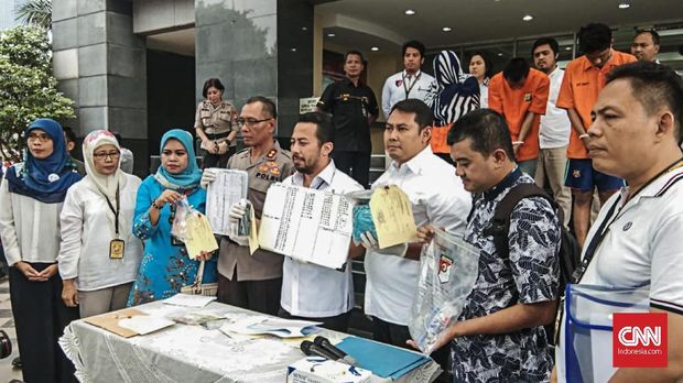Jajaran Direskrimum Polda Metro Jaya memamerkan barang bukti kasus porstitusi di Klaibata City.