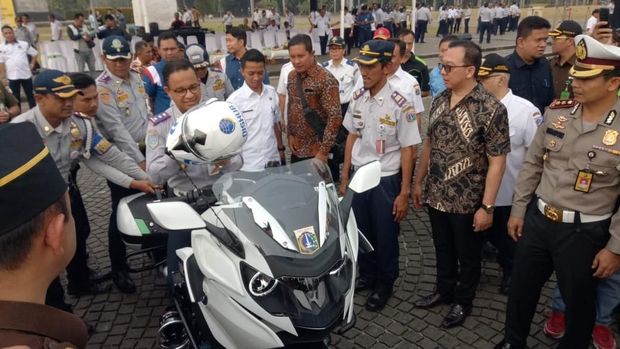Anies naik BMW K1600. 