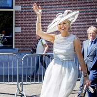 Gaya musim panas ala Ratu Maxima dengan gaun organza dan topi besar senada. Foto: Getty Images