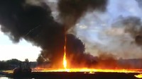 Tornado api itu menjulang setinggi 50 kaki atau setinggi 15 meter ke angkasa. Tornado api itu muncul saat para pemadam kebakaran itu sedang berusaha memadamkan api di sebuah pabrik plastik dekat kota Swadlincote. (Foto: screenshot FB Leicestershire Fire and Rescue Service)