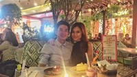 Meski sibuk bermain bola, Kim tetap jadi pria yang romantis. Makan malam di hari Valentine, ditemani cake manis jadi pilihan Kim dan sang kekasih. Foto: Instagram @kimkurniawan