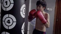 Di rumahnya Azka mengikuti latihan boxing bersama pelatih. (Foto: Instagram/azkacorbuzier)